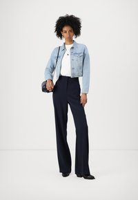 Patrizia Pepe OUTERWEAR - Chaqueta vaquera - light blue wash