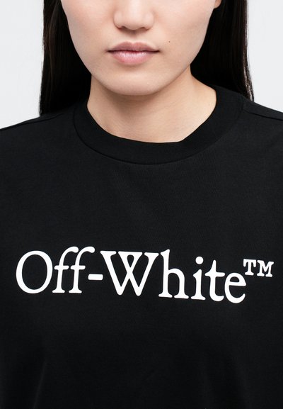 Czarny bawełniany T-shirt z dużym białym logo "Off-White". Klasyczny okrągły dekolt i krótkie rękawy, wykonany z miękkiego, teksturowanego materiału.