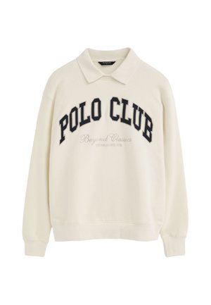 Jersey de manga larga color crema con cuello y texto "POLO CLUB Beyond Classics Established 2012" en la parte delantera.