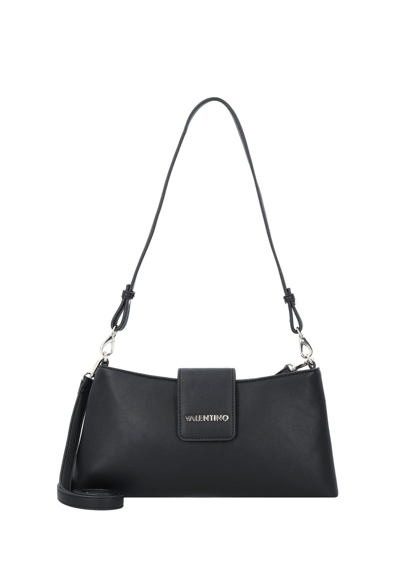 Fekete bőrtáska téglalap alakú, nyomógombos zárómechanizmussal és levehető vállpánttal. Fémes logó kiemelés.