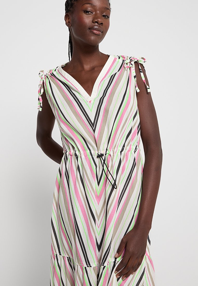 Gestreiftes Kleid mit V-Ausschnitt, ärmellosem Design, Kordelzug in der Taille und Pastellfarben wie Rosa, Grün, Schwarz und Creme.
