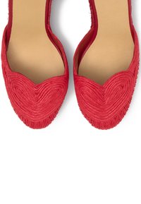 Ballerines rouges tissées avec un bout pointu en forme de cœur et une semelle intérieure beige, vues de dessus sur fond blanc.