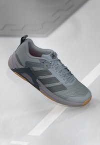 Grå sportsko lavet af syntetisk materiale, med mesh tekstur, kontrastfarvede mørkegrå accenter og en gummigummisål.