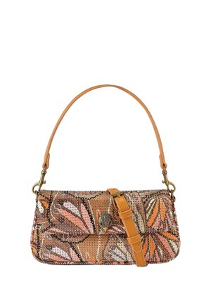 Mała torba na ramię z wzorem wielokolorowych skrzydeł motyla, mosiężnymi ćwiekami, paskiem z jasnej skóry i ozdobnym zapięciem na przedniej klapie.