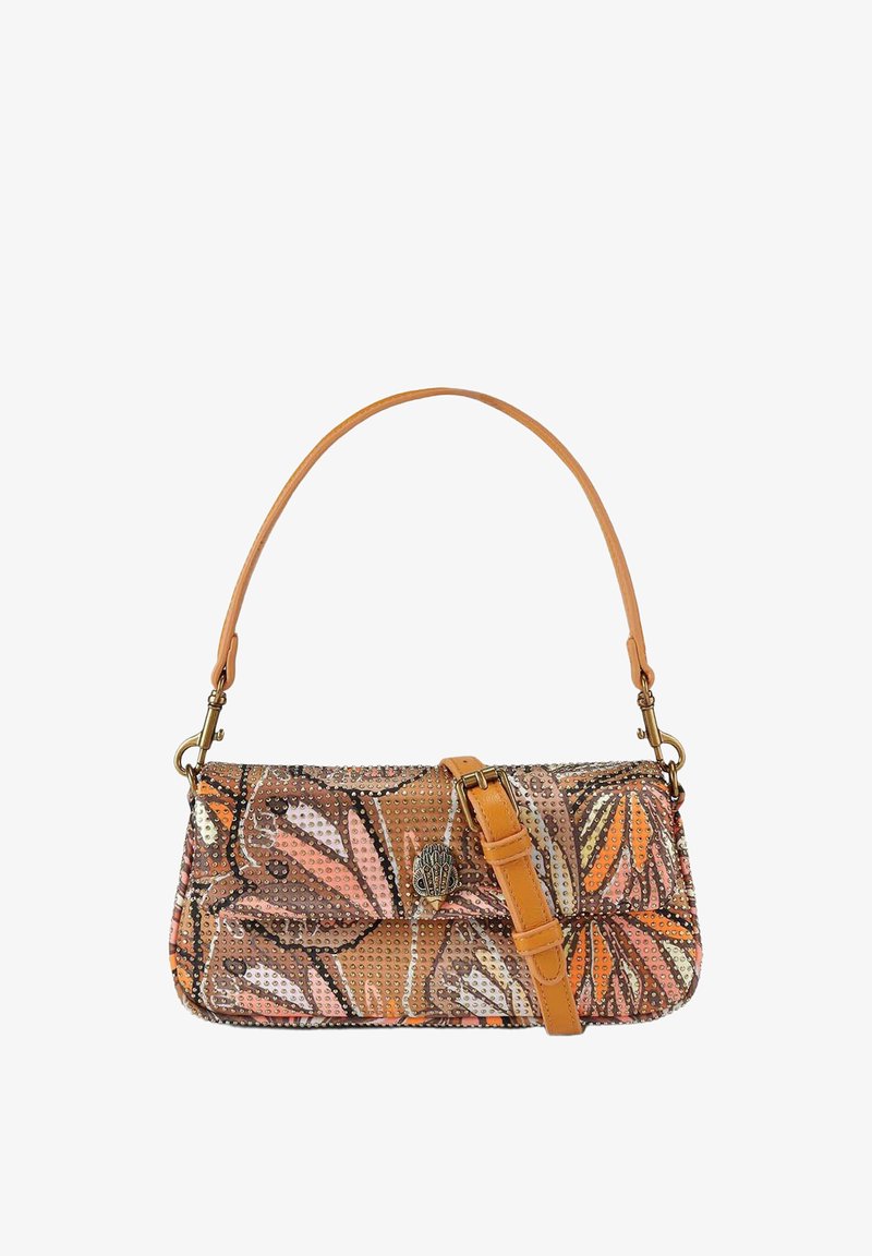 Mała torba na ramię z wzorem wielokolorowych skrzydeł motyla, mosiężnymi ćwiekami, paskiem z jasnej skóry i ozdobnym zapięciem na przedniej klapie.