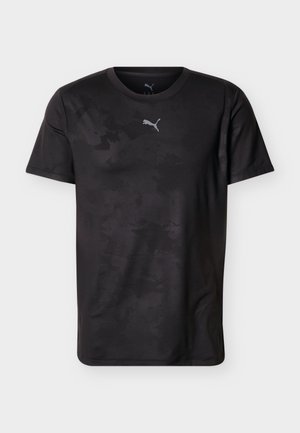 Schwarzes kurzärmeliges Sport-T-Shirt mit einem dezenten dunkleren Tarnmuster und kleinem grauem Puma-Logo, zentriert unter dem runden Ausschnitt.