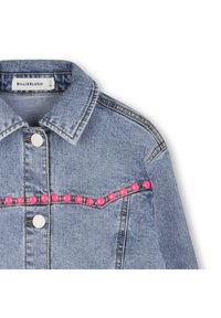 Τζιν μπουφάν με ανοιχτό μπλε χρώμα, στάνταρ γιακά και ροζ χάντρες διακοσμητικές στο στήθος.  Κούμπωμα με κουμπιά και κλασικό στυλ.