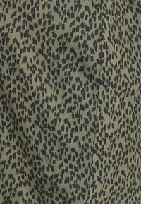 Tecido verde com um padrão de estampado de leopardo preto em formas e tamanhos variados, superfície texturizada e ligeiro brilho.