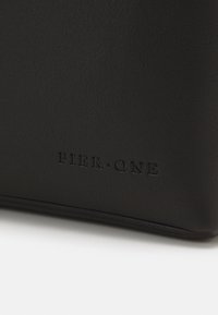 Pier One Skulderveske - black