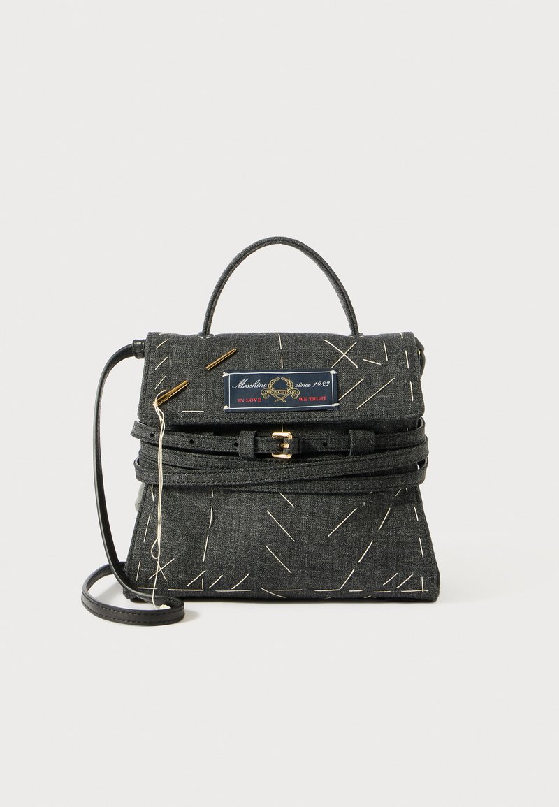 Borsa in denim nero con cuciture decorative bianche, manico superiore, tracolla regolabile e fibbia dorata. Presenta un'etichetta con il marchio.