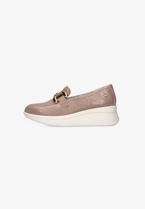 Scarpa di pelle rosa chiaro con punta arrotondata, caratterizzata da un accent metallic in forma di fibbia e una suola piatta bianca per un'altezza extra.