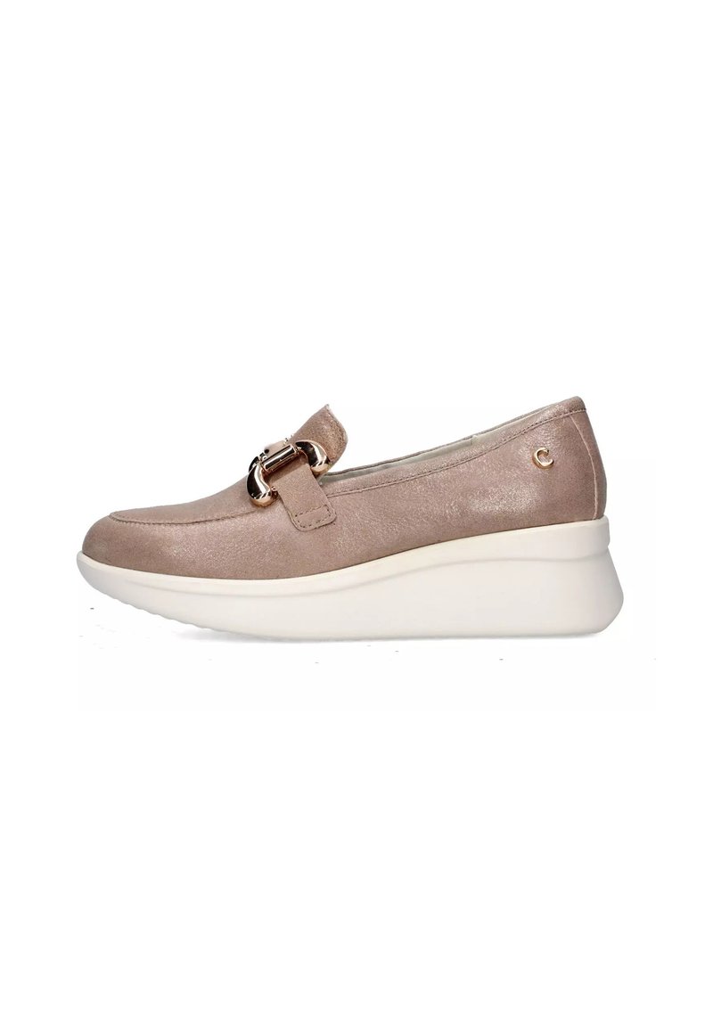 Scarpa di pelle rosa chiaro con punta arrotondata, caratterizzata da un accent metallic in forma di fibbia e una suola piatta bianca per un'altezza extra.