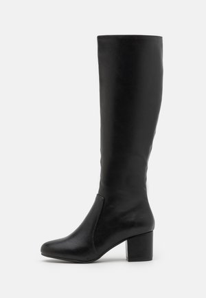 Bottes en cuir noir jusqu'aux genoux avec une texture lisse, un bout arrondi, un panneau latéral et un talon épais.