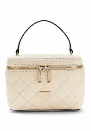 Sac à main matelassé couleur crème avec une poignée supérieure, une fermeture éclair dorée à deux curseurs et un petit logo triangulaire Guess à l'avant.