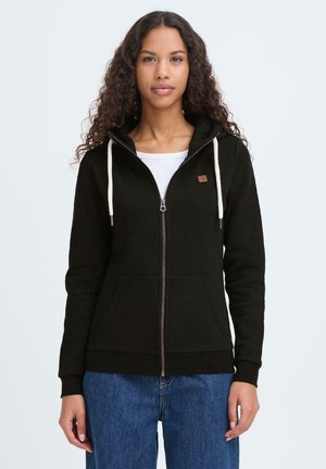 Mustast värvi lukuga kapuutsiga pusa paelaga kapuutsiga, esitaskute ja väikese logoga plaastriga. Valmistatud tekstuurse kangaga, millel on soonilised mansetid.