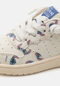 Geox DISNEY LILO STITCH WASHIBA GIRL - Sneakers - light ivory/avio