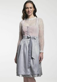Bodice rose clair avec des détails en dentelle, décolleté carré et boutons décoratifs ; jupe argentée avec un sash noué et une légère brillance.