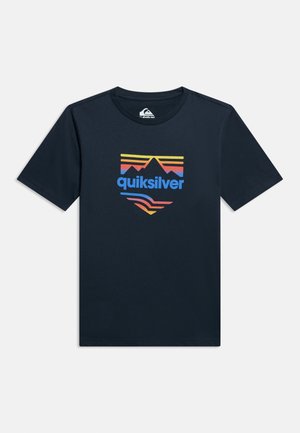 Tamsiai mėlyna trumpomis rankovėmis marškinėliai su spalvotu kalnų ir dryžių dizainu virš žodžio „quiksilver“ ant krūtinės.