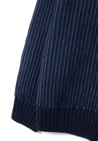 Dunkelblaues, geripptes Strickmaterial mit einem strukturierten, vertikalen Muster; verfügt über einen glatten Saum an der Unterseite, der Dicke und Wärme betont.