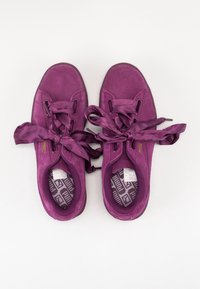 Fialové semišové tenisky s saténovými tkaničkami, zaoblené špičky, texturované vložky se geometrickým vzorem, ploché gumové podrážky.