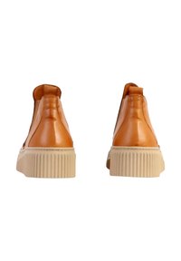 Hellbraune Lederstiefeletten mit einer strukturierten beigen Sohle, einer glatten Oberfläche und einem runden Zehendesign sowie einer Zuglasche hinten.