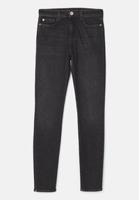 Jeans ajustados negros de denim con una textura suave. Cuentan con cinco bolsillos, un cierre de botón y detalles de costura sutiles.