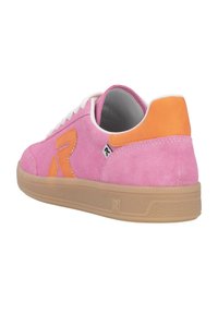 Baskets en daim rose avec un talon et un logo orange. Lacets blancs, semelle en caoutchouc beige avec une texture antidérapante. Bout arrondi et col rembourré.