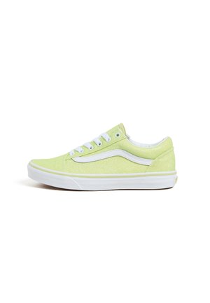 Sneaker verde lime con finitura glitter testurizzata, lacci bianchi e striscia laterale bianca su una silhouette a bassa altezza. Suola in gomma e collo imbottito.