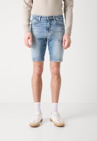 Calções de ganga azul claro com um tratamento desbotado, design de cinco bolsos e corte reto. Realçados com um fecho de metal e fecho de correr.