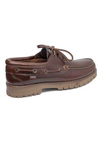 Zapato de barco de cuero marrón con punta redondeada, diseño con cordones, suela texturizada y costura en contraste a lo largo del lateral y la punta.