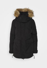 Svart parka-jacka med en huva fodrad med syntetpäls, med dragkedja och knappstängning, samt flera framfickor. Lämplig för kallt väder.