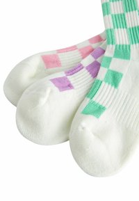 Tre par ankelsockor med en ljus krämfärgad bas, prydda med färgglada rutmönster i mintgrön, lavendel och rosa. Mjuk textur.