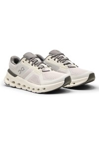 Scarpe da corsa leggere con una tomaia in rete traspirante di colore grigio chiaro e bianco, dotate di una suola ammortizzata con distinti ritagli circolari.