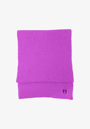 Fioletowy, żeberkowany szalik o złożonym wzorze i kwadratowej metce z tkaniny, na której widnieje słowo "STUDIO" w kontrastującym kolorze. Miękka tekstura.