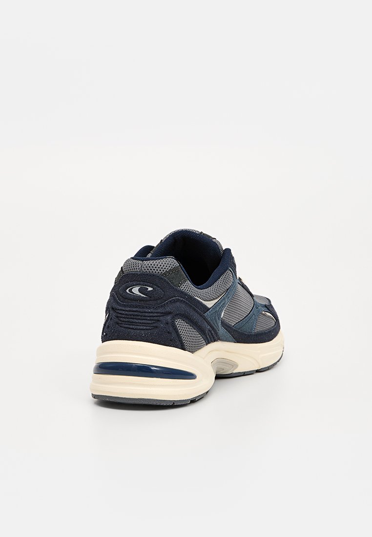 Marineblaue Sportschuhe aus Mesh und Wildleder, mit einer gepolsterten Sohle, strukturierten Akzenten und einem Logo an der Rückseite.