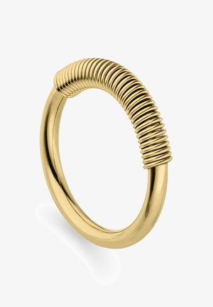 Goldener Ring mit einem glatten, runden Band und einem strukturierten, spiralförmigen Akzent auf einer Seite. Die Oberfläche ist glänzend und reflektierend.