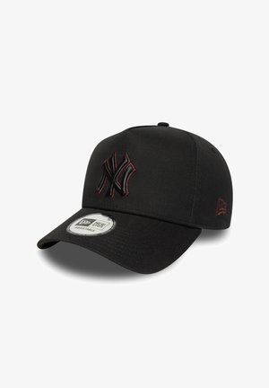 Schwarze Baseballmütze aus Stoff, mit einem erhabenen gestickten NY-Logo in dunklem Rot. Die Vorderseite hat einen gebogenen Schirm und einen verstellbaren Riemen.