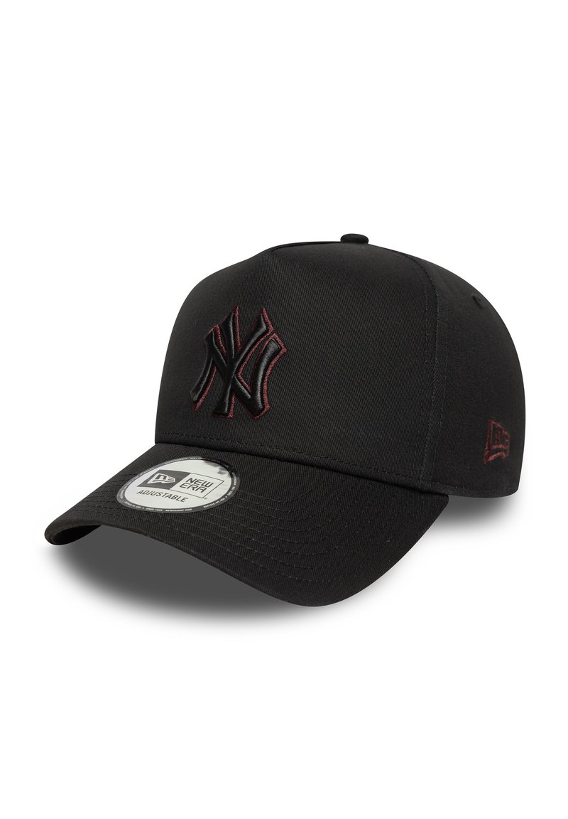 Cappellino da baseball nero in tessuto, con un logo NY ricamato in rilievo di colore rosso scuro. La parte frontale ha una visiera curva e una fascia regolabile.