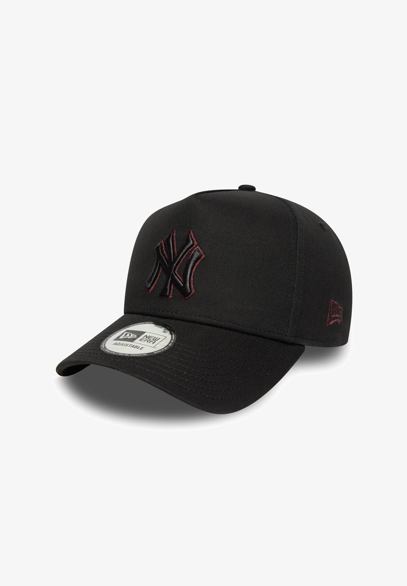 Cappellino da baseball nero in tessuto, con un logo NY ricamato in rilievo di colore rosso scuro. La parte frontale ha una visiera curva e una fascia regolabile.