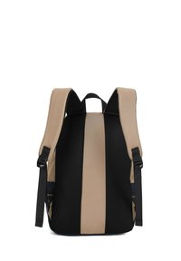 Zaino con una combinazione di colori beige e nero, dotato di spallacci in mesh imbottiti, design strutturato e fibbie laterali regolabili.