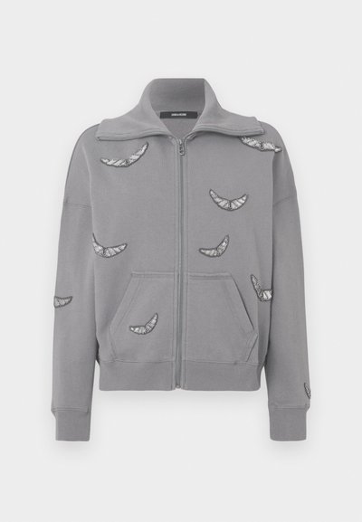 Grijze zip-up sweatshirt met een hoge kraag, voorzien van decoratieve, patroonpatches in zilver. Bevat zijzakken en geribbelde manchetten.