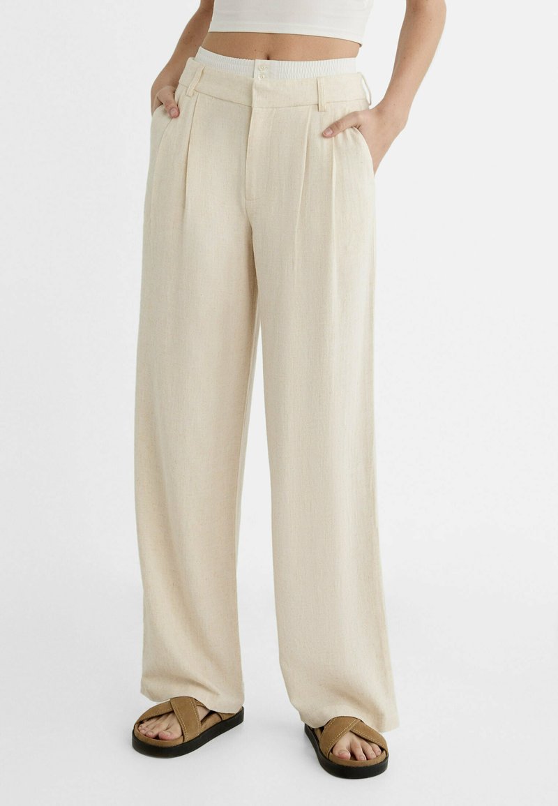 Stradivarius - FLOWING WITH A CONTRAST BUTTONED STYLE WAISTBAND - Pantalon classique - stone, Agrandir