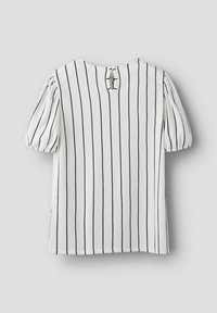Haut blanc texturé avec des rayures verticales noires, manches courtes bouffantes, et une ouverture en forme de trou de serrure à l'arrière fixée par un bouton.