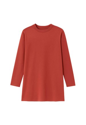 Camisa de manga larga en color óxido sólido, hecha de tela suave. Presenta un cuello redondo y un corte recto y relajado. Sin patrones ni acentos visibles.