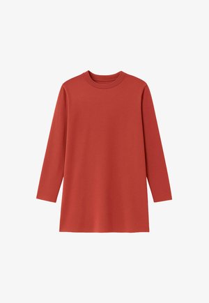 Cămașă cu mânecă lungă, de culoare ruginie uniformă, confecționată dintr-un material moale. Are un guler rotund și o croială dreaptă, confortabilă. Fără modele sau accente vizibile.