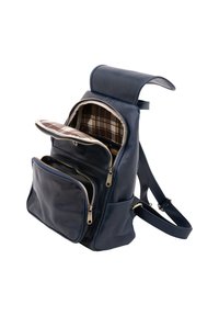 Marineblauwe leren rugzak met goudkleurige ritsen, voorzien van een geruite binnenkant, meerdere compartimenten en verstelbare schouderbanden.