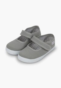 Ballerine in tela grigia con cinturino in velcro, suola in gomma bianca e rivestimento a quadretti grigi. Presentano punta arrotondata e dettagli cuciti.