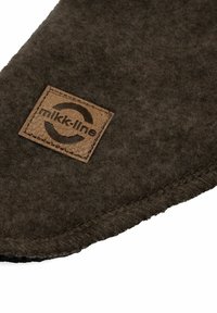 Braunes Filztextilprodukt mit genähtem Rand und einem quadratischen hellbraunen Lederetikett, das den Markennamen "mikk-line" trägt.