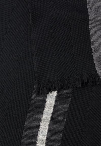 Črno-siva teksturirana odeja z vzorcem ribje kosti in robovi z resicami, z navpično srebrno črto kot poudarkom.