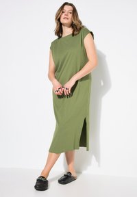 Studio Untold DÉCOLLETÉ ROND FENTE SUR LE CÔTÉ - Žerzejové šaty - algae